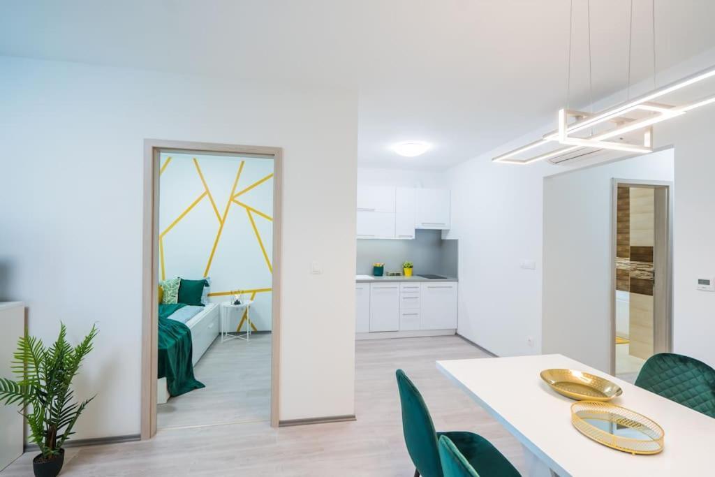 Jungle Apartment Сиофок Екстериор снимка