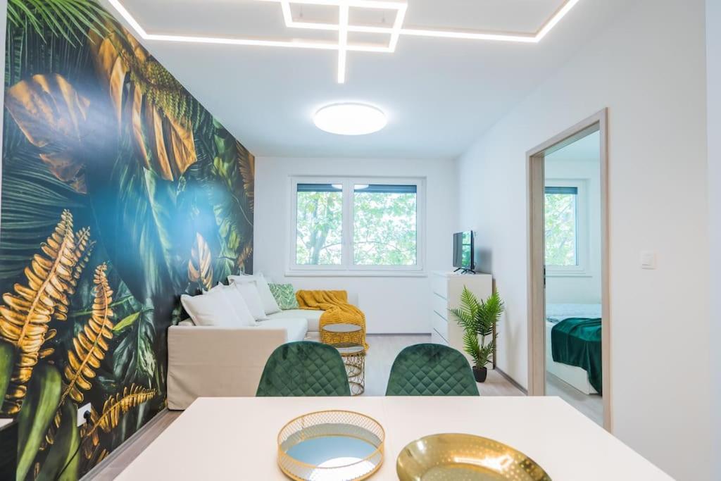Jungle Apartment Сиофок Екстериор снимка