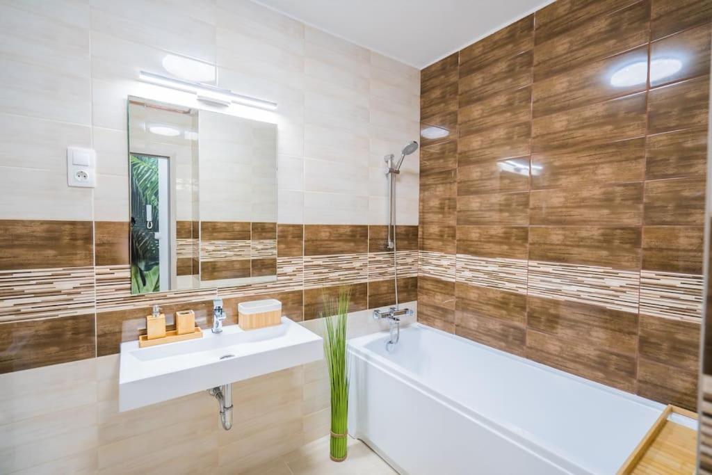 Jungle Apartment Сиофок Екстериор снимка