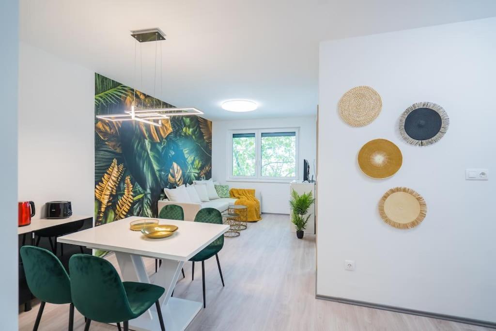 Jungle Apartment Сиофок Екстериор снимка