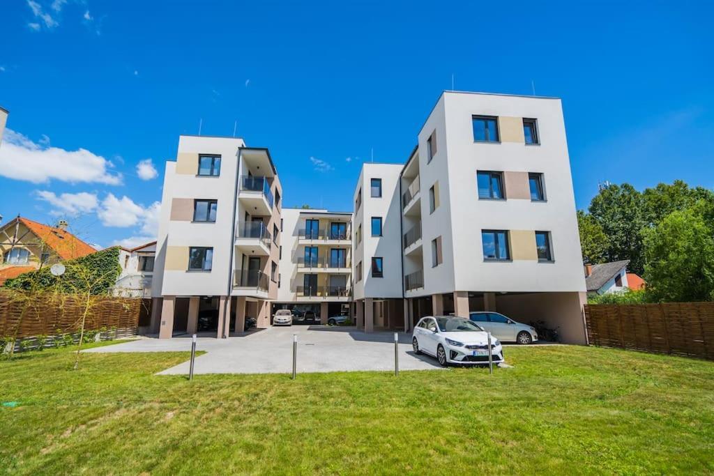 Jungle Apartment Сиофок Екстериор снимка